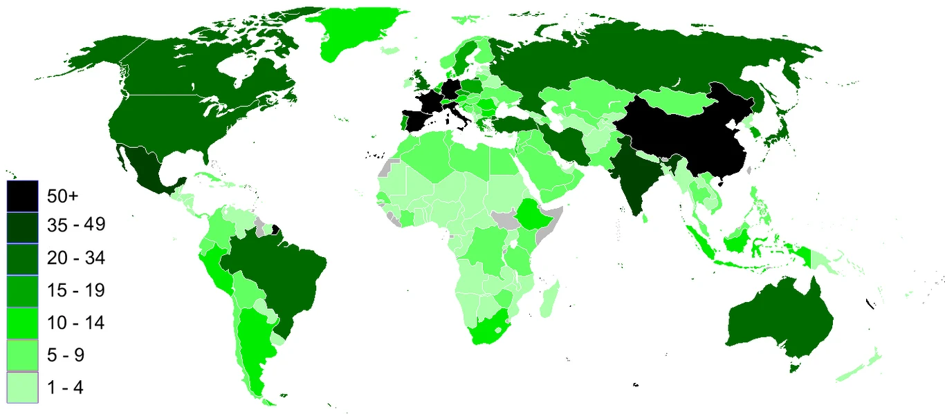 Mapa świata z podziałem na kraje, przedstawiająca wartości liczbowe przypisane poszczególnym krajom za pomocą różnych odcieni zielonego i czarnego; ciemniejsze kolory wskazują wyższe wartości.