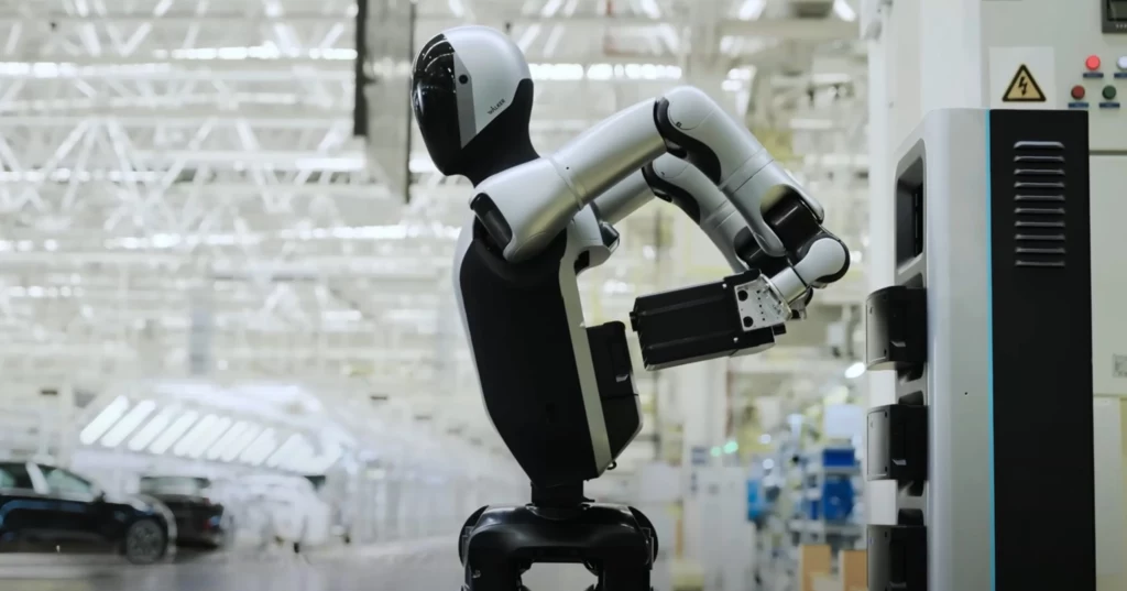 Walker S2 to robot, który sam wymienia sobie baterię i pracuje non stop Walker S2 to robot, który sam wymienia sobie baterię i pracuje non stop