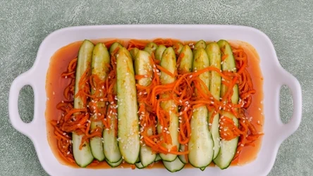 Pikantne ogórki w sosie z marchewkę