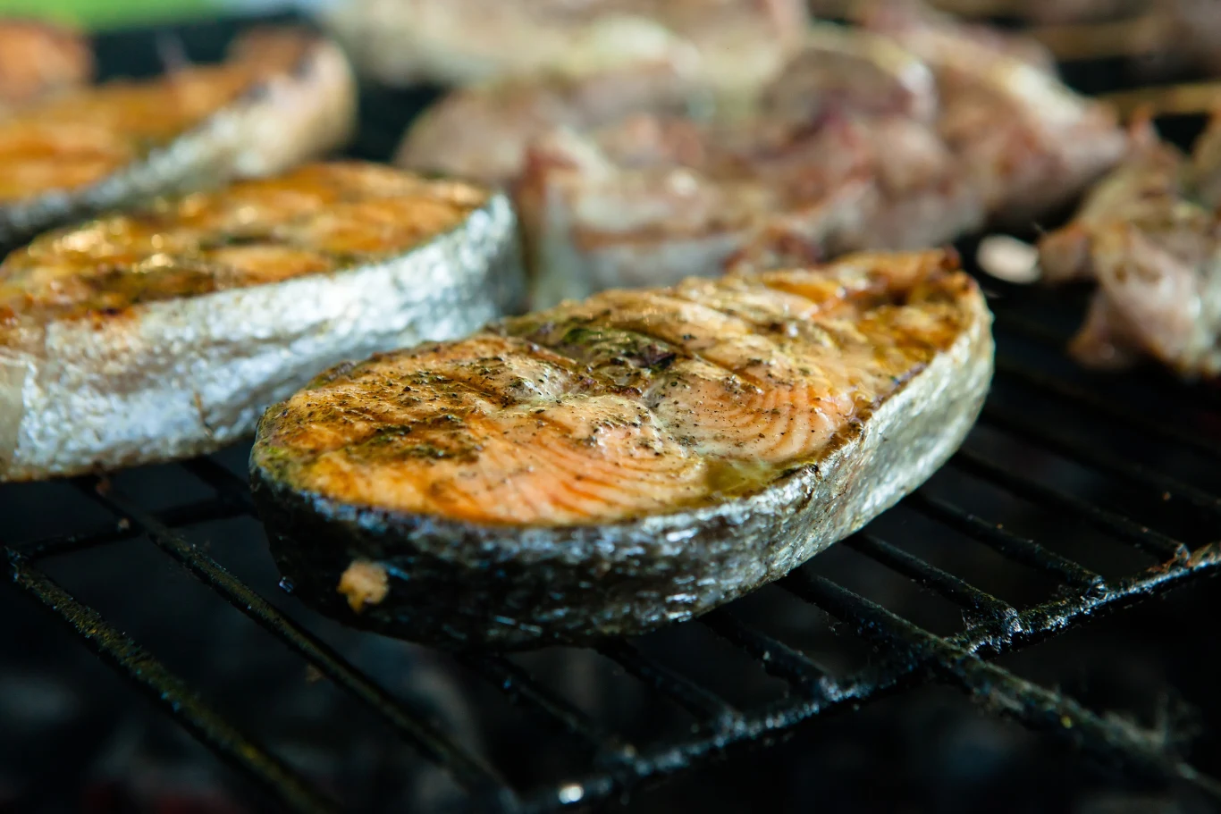 Łosoś to pyszna ryba na grilla - wychodzi soczysty i pełen smaku Łosoś to pyszna ryba na grilla - wychodzi soczysty i pełen smaku