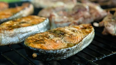 Łosoś to pyszna ryba na grilla - wychodzi soczysty i pełen smaku