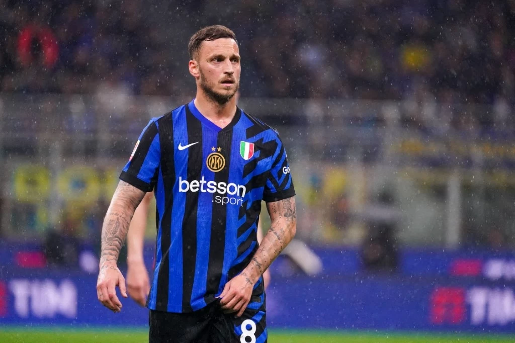 Marko Arnautovic był jedną z gwiazd Interu Mediolan Piłkarz ubrany w koszulkę z niebiesko-czarnymi pasami oraz liczbą 8, z widocznymi tatuażami na przedramionach, stoi na boisku podczas meczu piłkarskiego, w tle zamazana widownia i stadion.
