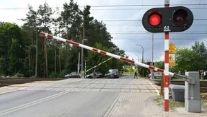 Dzieci utknęły na przejeździe kolejowym. Chwilę później nadjechał pociąg