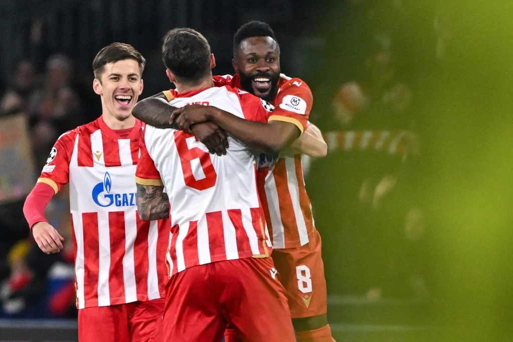 Crvena zvezda zna smak gry w Lidze Mistrzów Piłkarze drużyny w czerwono-białych strojach świętują zdobycie gola, obejmując się i ciesząc w trakcie meczu, na twarzach widoczna jest radość.