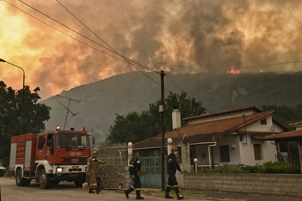 Pożar lasu niedaleko Koryntu, Grecja