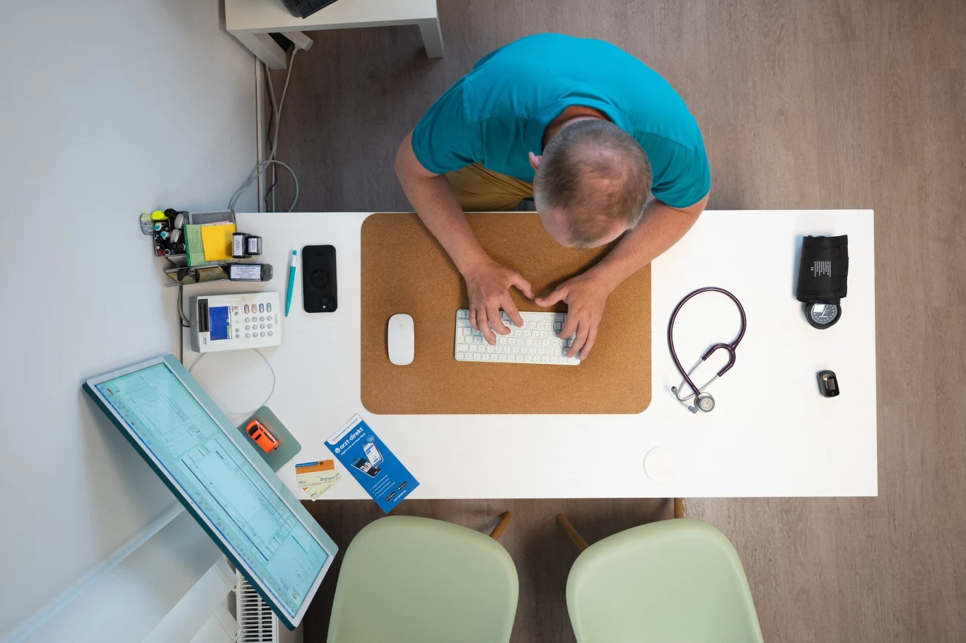 W 2021 r. UK Biobank uruchomił opartą na chmurze platformę analizy badań (UKB-RAP), zapewniając infrastrukturę informatyczną do przechowywania i analizowania dużego zbioru swoich danych Lekarz w niebieskiej koszulce pracujący przy komputerze w gabinecie lekarskim, na biurku stetoskop, ciśnieniomierz, myszka komputerowa, kalkulator oraz medyczna dokumentacja.