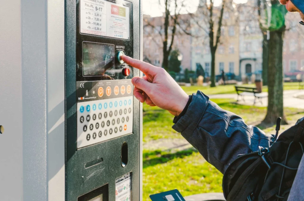 Czy będzie można wszędzie płacić gotówką w parkomatach?