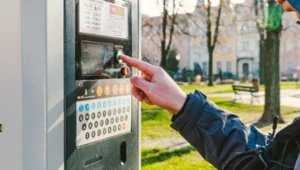 Płatność gotówką w parkomacie? Ministerstwo odpowiada na apel rzecznika