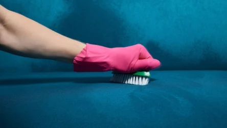 Szczotkuj welurową kanapę delikatnie tak, aby nie uszkodzić materiału mebla