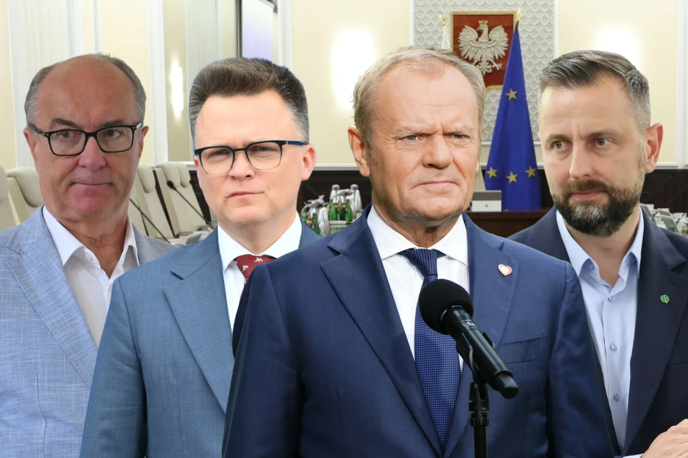 Rekonstrukcja rządu Donalda Tuska. Premier przedstawia zmiany Czterech mężczyzn w garniturach stoi na tle pomieszczenia urzędowego z godłem Polski i flagą Unii Europejskiej, jeden z nich mówi do mikrofonu.