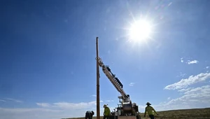 Pracownicy linii energetycznej pracują w pełnym słońcu w rejonie miejscowości Tuba City w Stanie Arizona. Przez USA przetaczają się obecnie potężne upały