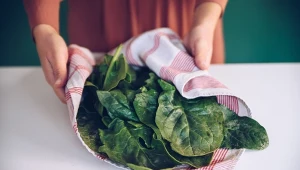 Zielone liście kontra nadciśnienie. To warzywo obniża ciśnienie w 7 dni