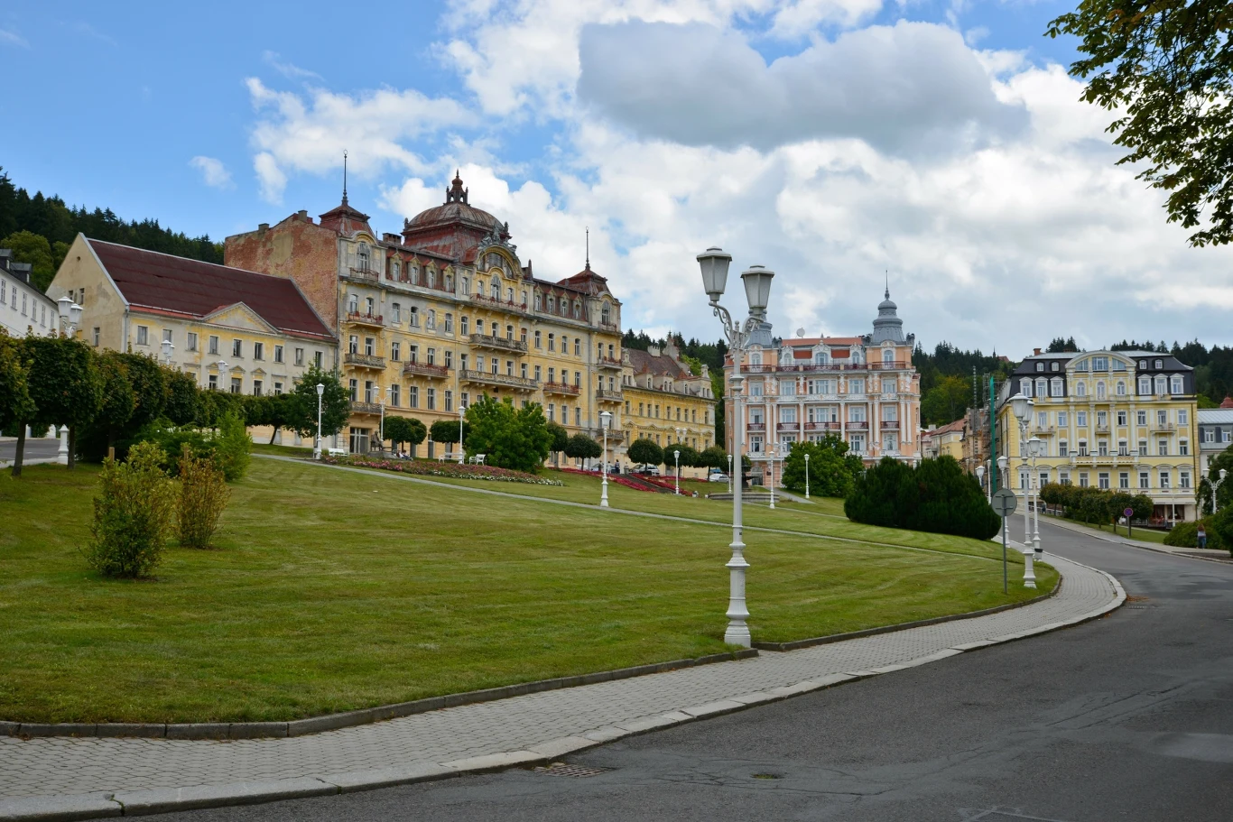 Mariańskie Łaźnie to urokliwe uzdrowisko w Czechach. Z czego słynie?