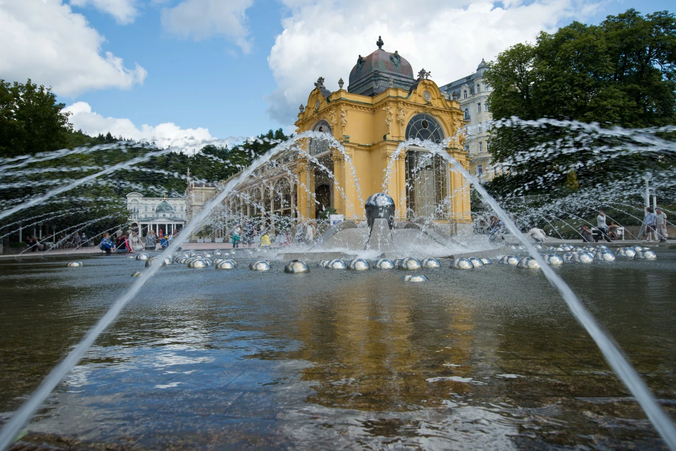 Mariańskie Łaźnie zachwycają architekturą i takimi atrakcjami, jak Śpiewająca Fontanna.