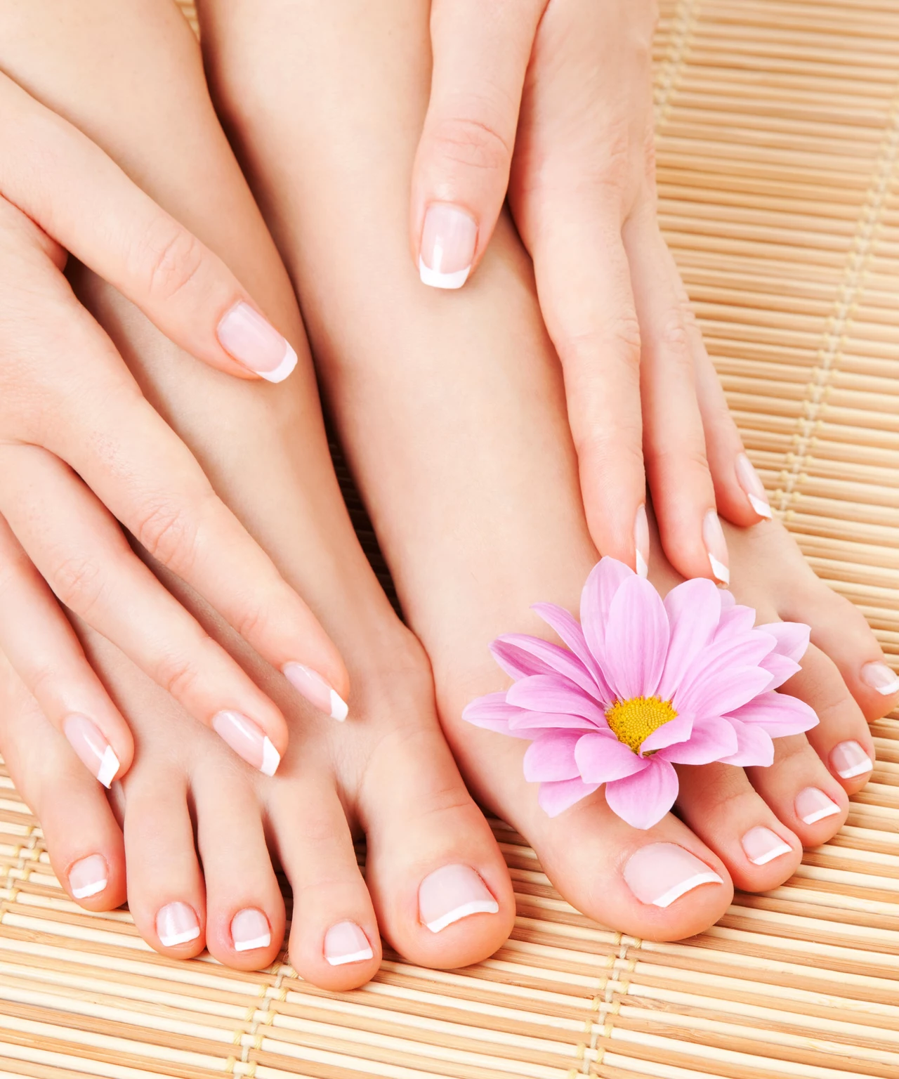 Bezpieczny pedicure - wycinanie skórek może prowadzić do infekcji 