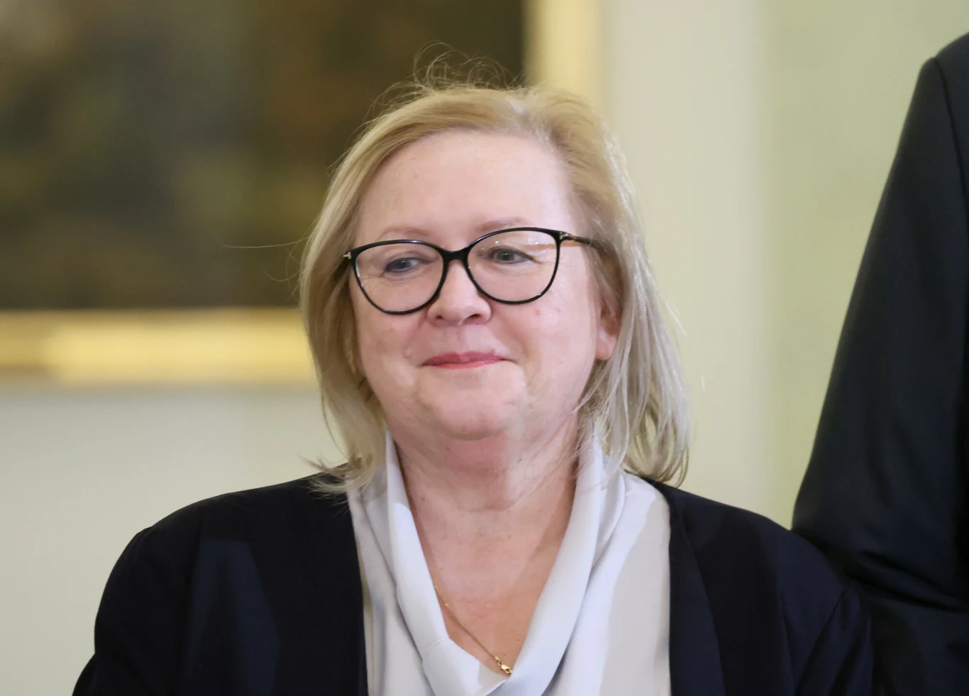 Małgorzata Manowska posiada dwa immunitety Kobieta w średnim wieku w okularach, jasnej bluzce i ciemnej marynarce, z delikatnym uśmiechem na twarzy, ustawiona na neutralnym tle.