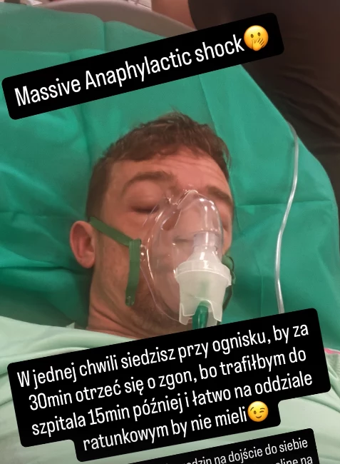 Marcin Chabowski Mężczyzna leżący w szpitalnym łóżku z maską tlenową na twarzy, w tle widoczna zielona pościel szpitalna, na zdjęciu znajdują się napisy informujące o wstrząsie anafilaktycznym i dramatycznej sytuacji zdrowotnej.