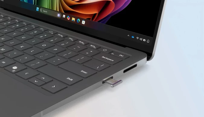 Surface Laptop 5G posiada slot na karę NanoSIM i wbudowany eSIM. Nie potrzebujesz Wi-Fi, aby łączyć się z internetem