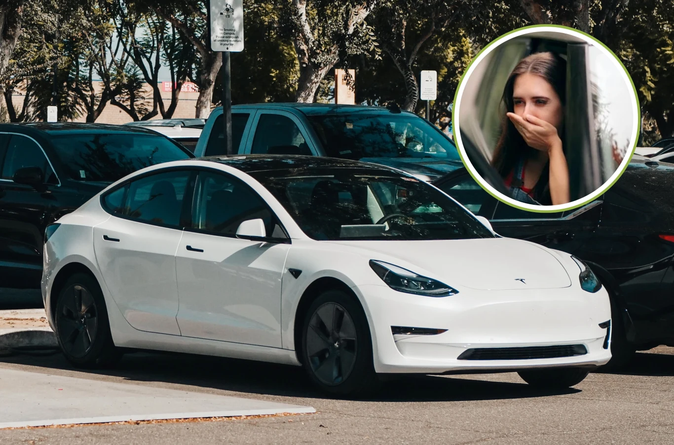 Dlaczego w samochodach elektrycznych odczuwamy nudności? Biały samochód elektryczny marki Tesla zaparkowany na miejskim parkingu, w tle inne auta oraz drzewa. W okrągłym wstawionym kadrze widoczna kobieta z długimi ciemnymi włosami, zasłaniająca usta ręką, wyrażająca zaskoczenie lub szok.