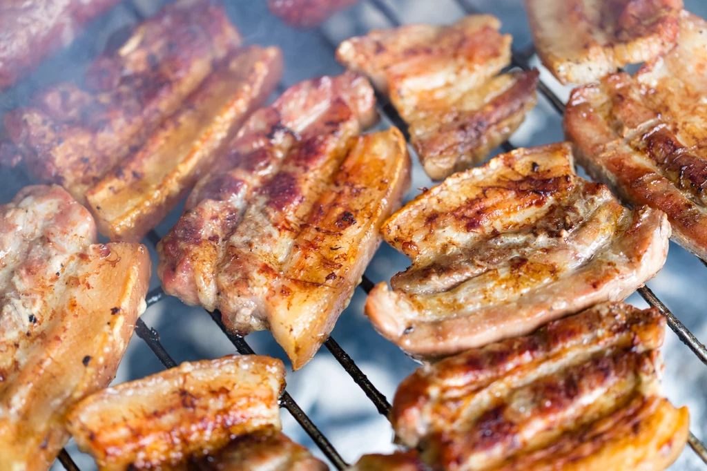 Boczek to jedno z najbardziej niezdrowych mięs. Na grillu powstają w nim toksyczne i rakotwórcze substancje