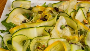 Niezwykle prostą sałatkę z cukinią zrobisz w zaledwie kilka minut.