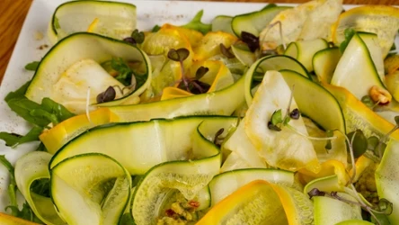 Niezwykle prostą sałatkę z cukinią zrobisz w zaledwie kilka minut.