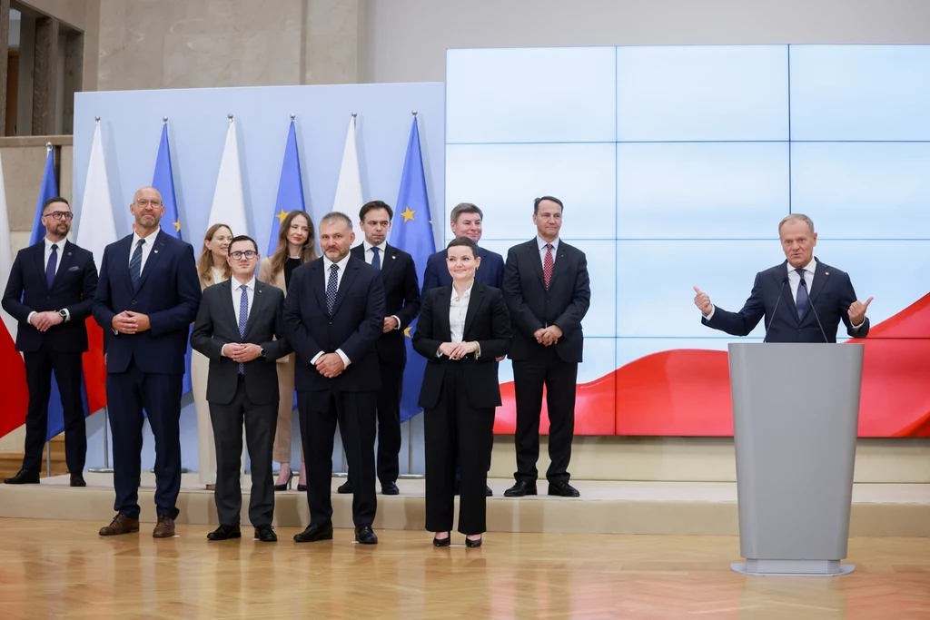 Donald Tusk ogłasza szczegóły rekonstrukcji rządu, w pierwszym rzędzie od lewej nowi ministrowie: sportu - Jakub Rutnicki, energii Miłosz Motyka, sprawiedliwości - Waldemar Żurek, kultury - Marta Cienkowska