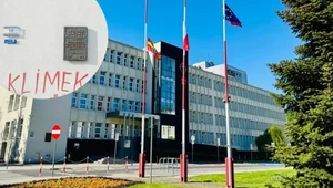 Zniszczyli tablicę poświęconą Adamowiczowi. Policja szuka sprawców