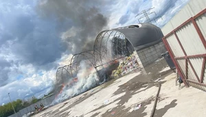 Pożar hali w Warszawie. Trwa akcja strażaków