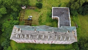 Zniszczyli dach zabytkowego pałacu. Sprzedawali go na części