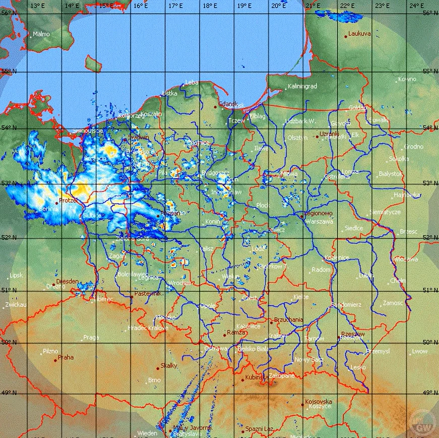 Mapa Polski z zaznaczonymi granicami, większymi rzekami, siecią dróg oraz naniesionymi danymi radarowymi przedstawiającymi intensywność opadów w północno-zachodniej części kraju.