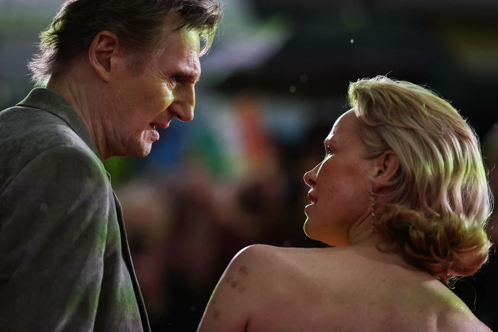 Pamela Anderson zaskoczyła na premierze filmu. Nie była tam sama Pamela Anderson zaskoczyła na premierze filmu. Nie była tam sama