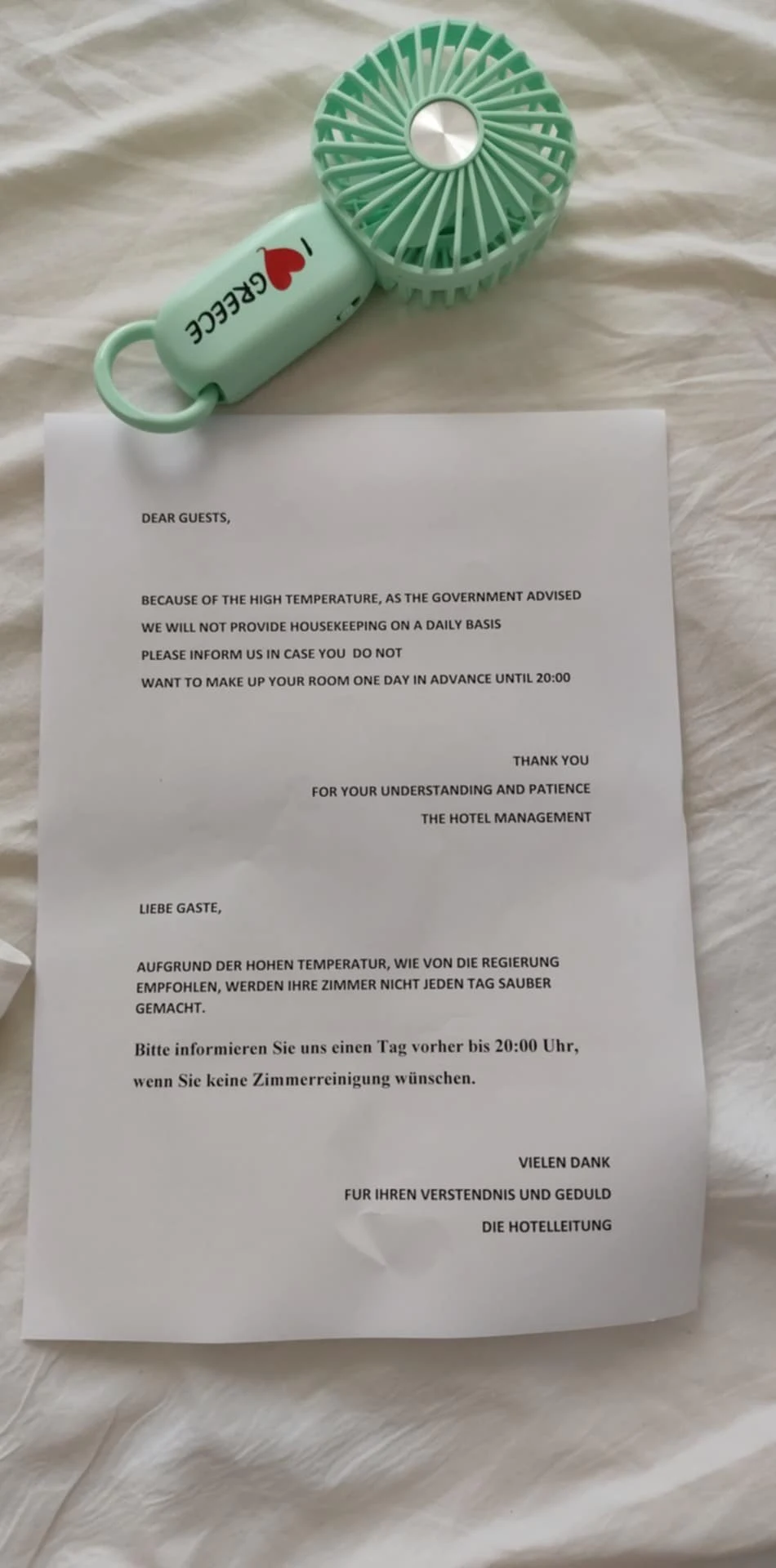 Informacja pozostawiona przez serwis sprzątający w hotelu na Krecie