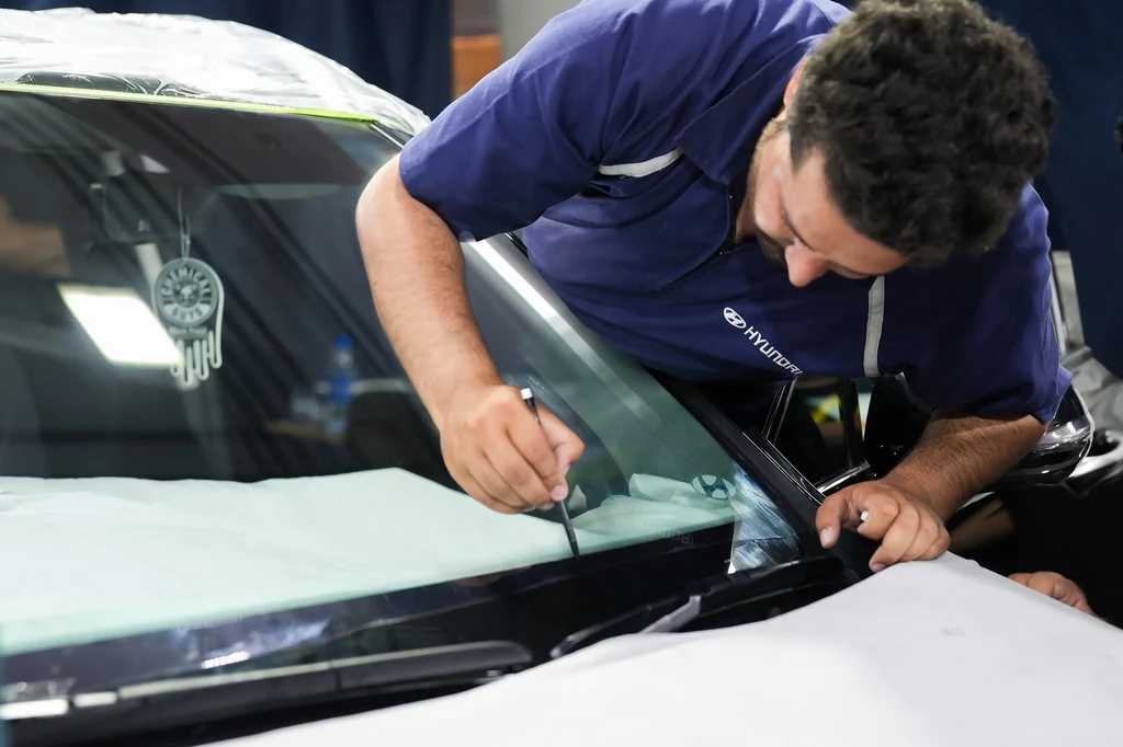 Hyundai pracuje nad folią, która ograniczy napływ ciepła do środka auta Hyundai pracuje nad folią, która ograniczy napływ ciepła do środka auta