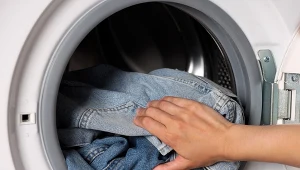 Jeansowe ubrania pierz tylko w ten sposób. Nie wyblakną przez długie lata 
