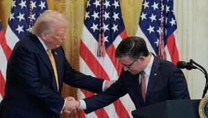 Stanowcze słowa płyną z amerykańskiego Kongresu. Na zdj. prezydent Donald Trump i spiker Mike Johnson