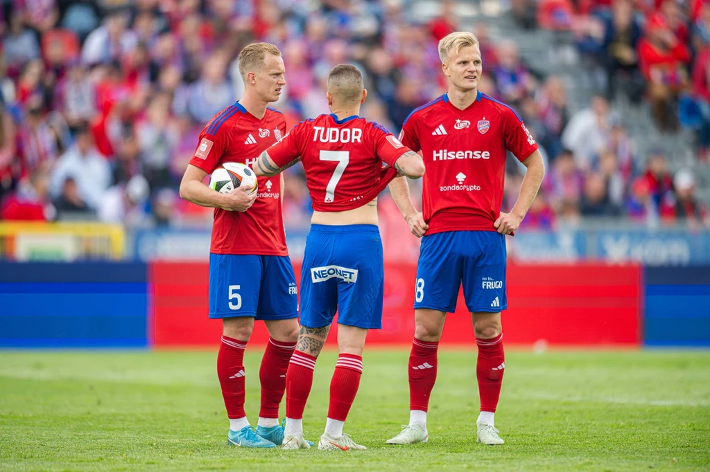 Gustav Berggren (pierwszy z lewej) opuszcza oficjalnie Raków Częstochowa Gustav Berggren (pierwszy z lewej) opuszcza oficjalnie Raków Częstochowa