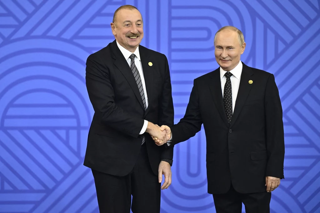 Prezydent Azerbejdżanu Ilham Alijew (L) i prezydent Rosji Władimir Putin (P)