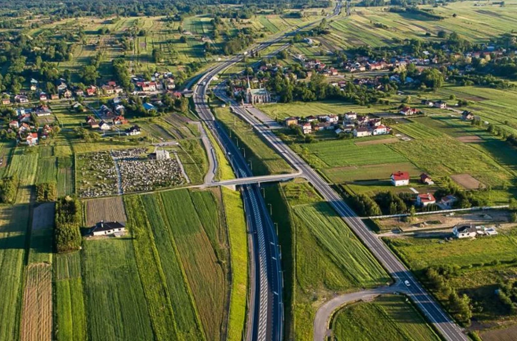 Ogromne środki unijne właśnie zasiliły rozwój polskiej sieci dróg ekspresowych. Ogromne środki unijne właśnie zasiliły rozwój polskiej sieci dróg ekspresowych.