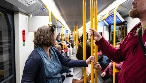 Nowe zasady w komunikacji miejskiej. Tak już nie można siedzieć