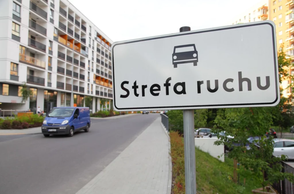 Zasady w strefie ruchu za znakiem D-52.