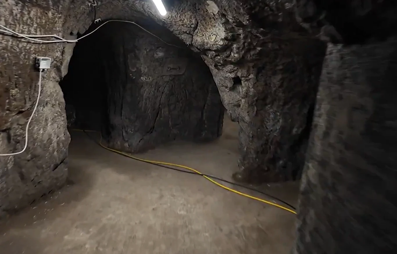 Pod powierzchnią Wzgórza Kapitolińskiego kryje się podziemny świat, który przez ostatnie sto lat pozostawał zamknięty na cztery spusty Surowy, wykuty w skale tunel z betonową podłogą, częściowo oświetlony lampą jarzeniową, kable elektryczne biegnące wzdłuż ściany i podłogi, widoczne rozgałęzienie korytarza w głąb groty.