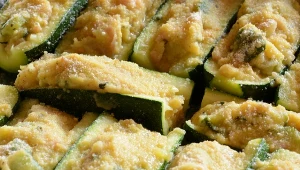 Cukinia zapiekana pod parmezanem świetnie sprawdzi się na lekki obiad lub kolację