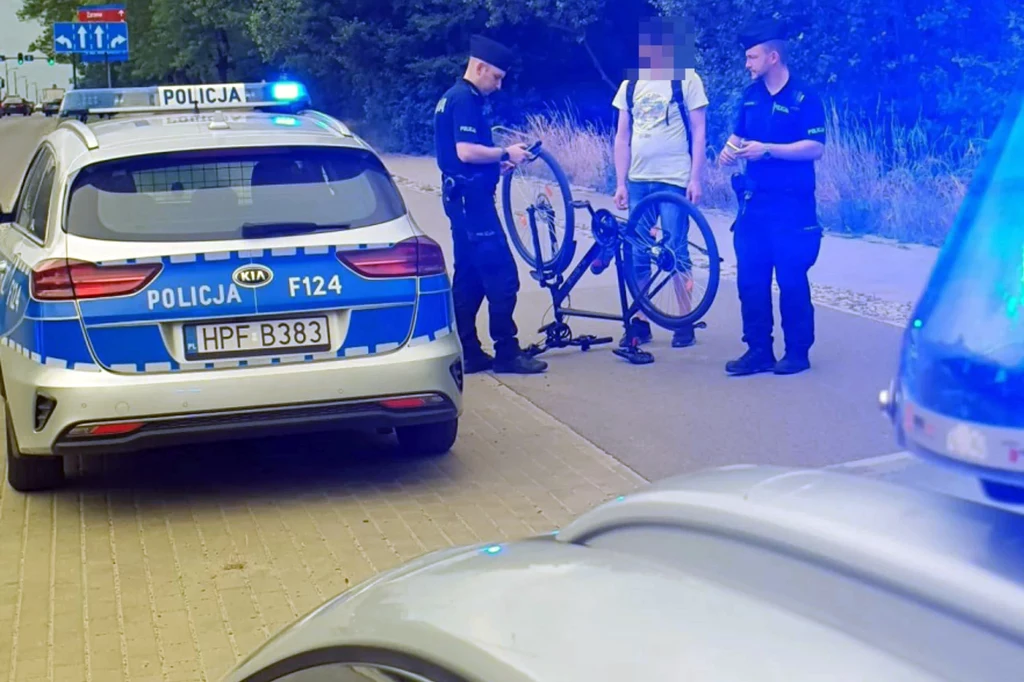 Policjanci mogą skontrolować trzeźwość cyklisty. Czy mogą zatrzymać prawo jazdy?