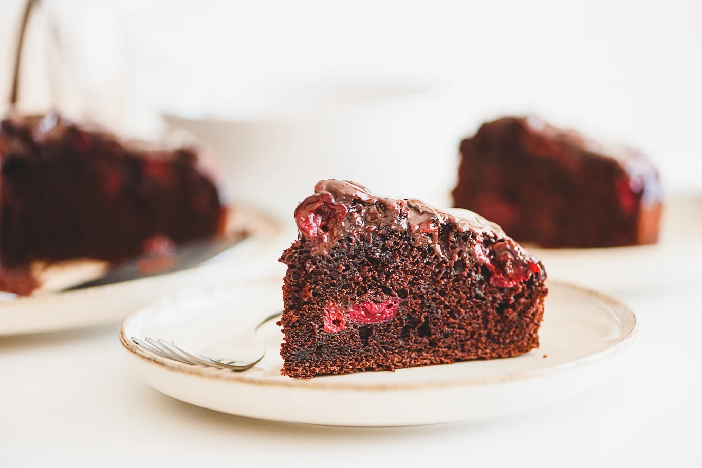 Murzynek z wiśniami jest prosty w przygotowaniu a smakuje obłędnie Murzynek z wiśniami jest prosty w przygotowaniu a smakuje obłędnie