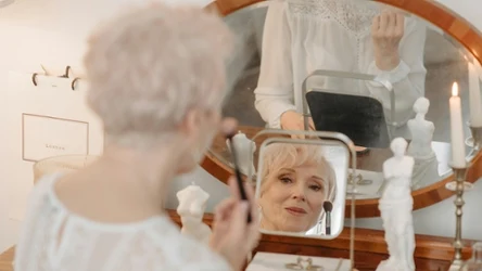 Nakładanie różu na twarz odświeży wygląd