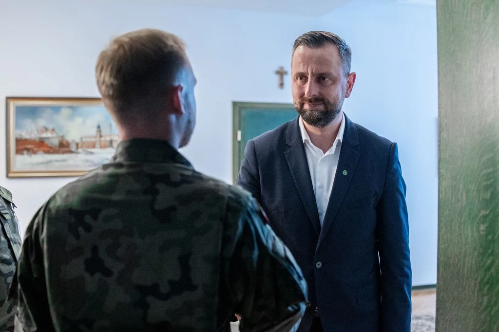 Szef MON Władysław Kosiniak-Kamysz spotkał się z żołnierzem ranionym na granicy przez migranta Szef MON Władysław Kosiniak-Kamysz spotkał się z żołnierzem ranionym na granicy przez migranta