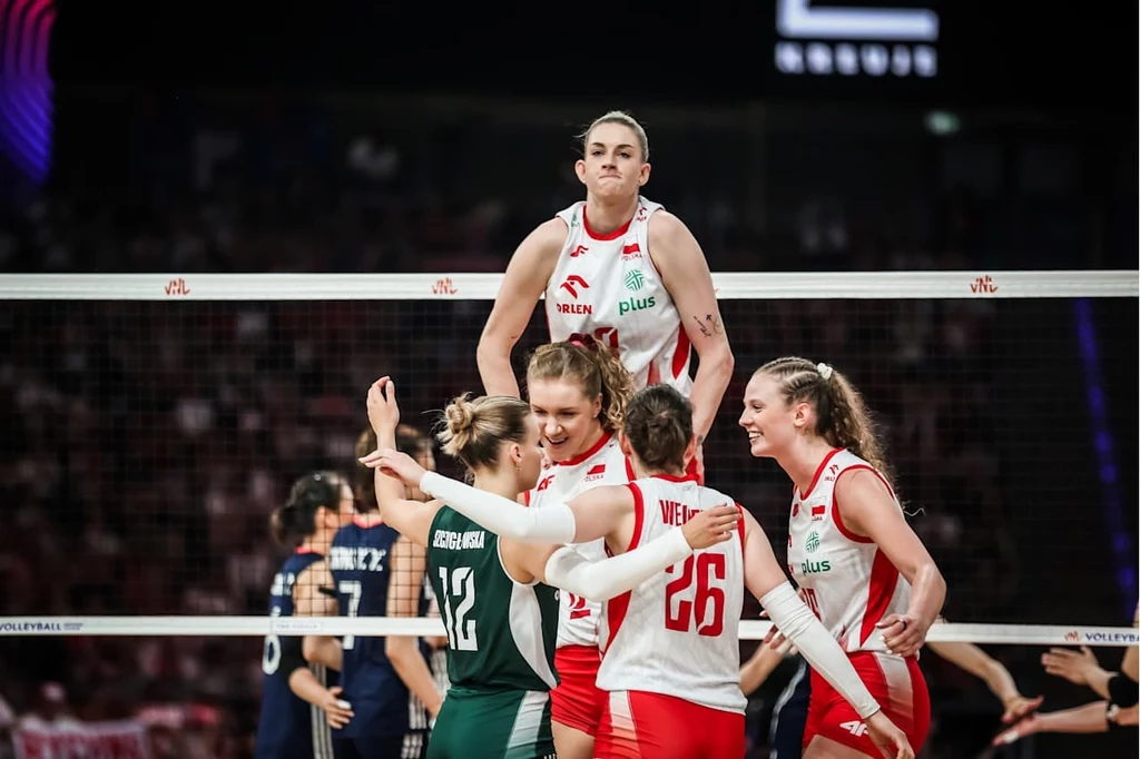 Martyna Czyrniańska (z prawej) i siatkarki reprezentacji Polski zagrają w półfinale Ligi Narodów
