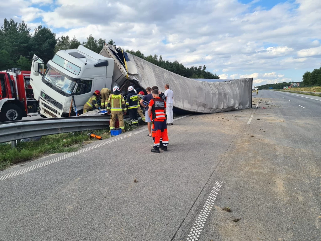 Groźny wypadek na autostradzie A1. Ciężarówka przygniotła samochód Groźny wypadek na autostradzie A1. Ciężarówka przygniotła samochód