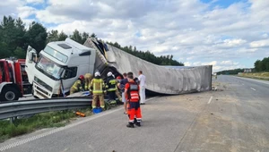 Groźny wypadek na autostradzie A1. Ciężarówka przygniotła samochód